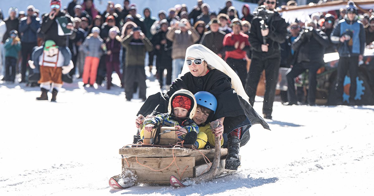 Kreatív járművek és jelmezes kavalkád
